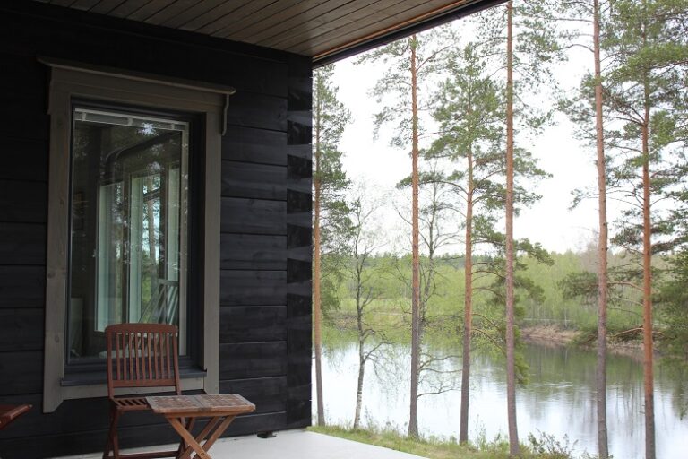 Lohenpyrstönurkkainen hirsitalo Suomessa